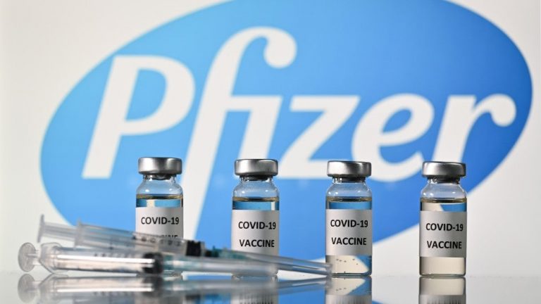 FDA chính thức phê chuẩn vắc xin COVID-19 đầu tiên của hãng Pfizer