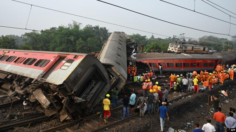 Ấn Độ – Ít nhất 288 người chết trong vụ tai nạn tàu hỏa nghiêm trọng nhất Ấn Độ hàng chục năm qua 