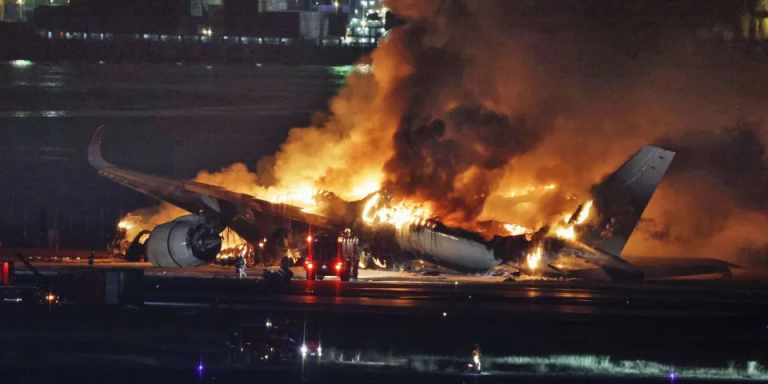 ‘Thật là một điều kỳ diệu’: Làm thế nào hành khách thoát khỏi quả cầu lửa của hàng không Nhật Bản ở Tokyo