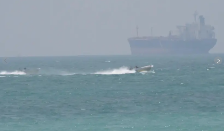 Iran đóng cửa hoàn toàn eo biển Hormuz để phản đối lệnh phong tỏa của Mỹ và nổ súng vào tàu thuyền đi ngang.