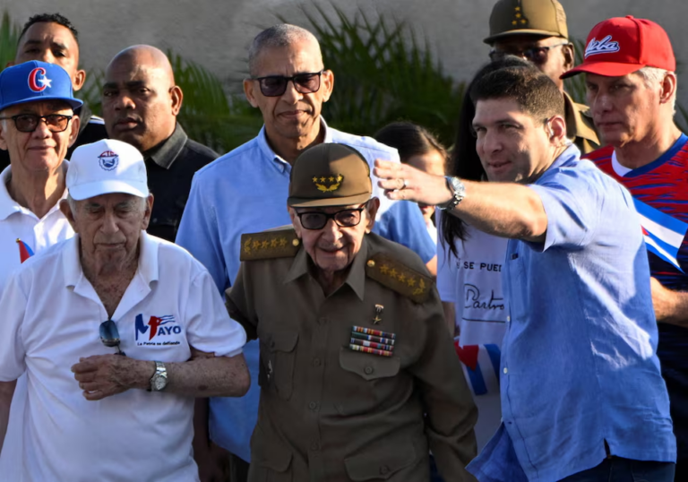 Cuba thể hiện sự đoàn kết nội bộ sau khi cháu trai của Raul Castro đề nghị đàm phán với Mỹ.