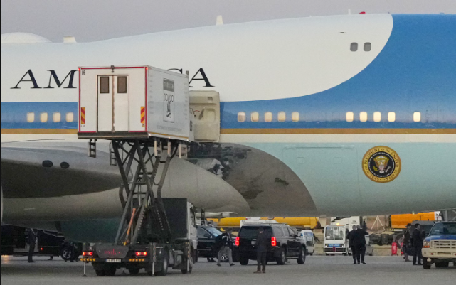 Các phụ tá thân cận của Trump — nhưng không có Nội các — đã bí mật chuyển qua xe tải phục vụ ăn uống.