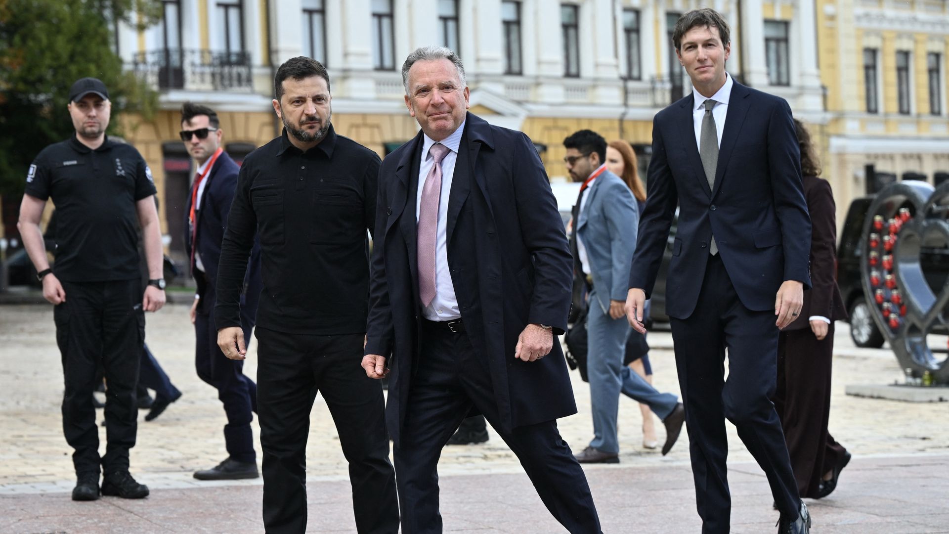 Ông Zelensky đi bộ cùng ông Witkoff và ông Kushner bên ngoài một tòa nhà chính phủ ở Kyiv.